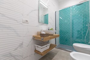 Douche, sèche-cheveux, bidet, serviettes fournies