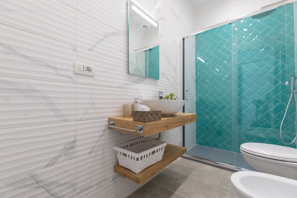 Douche, séchoir à cheveux, bidet, serviettes fournies