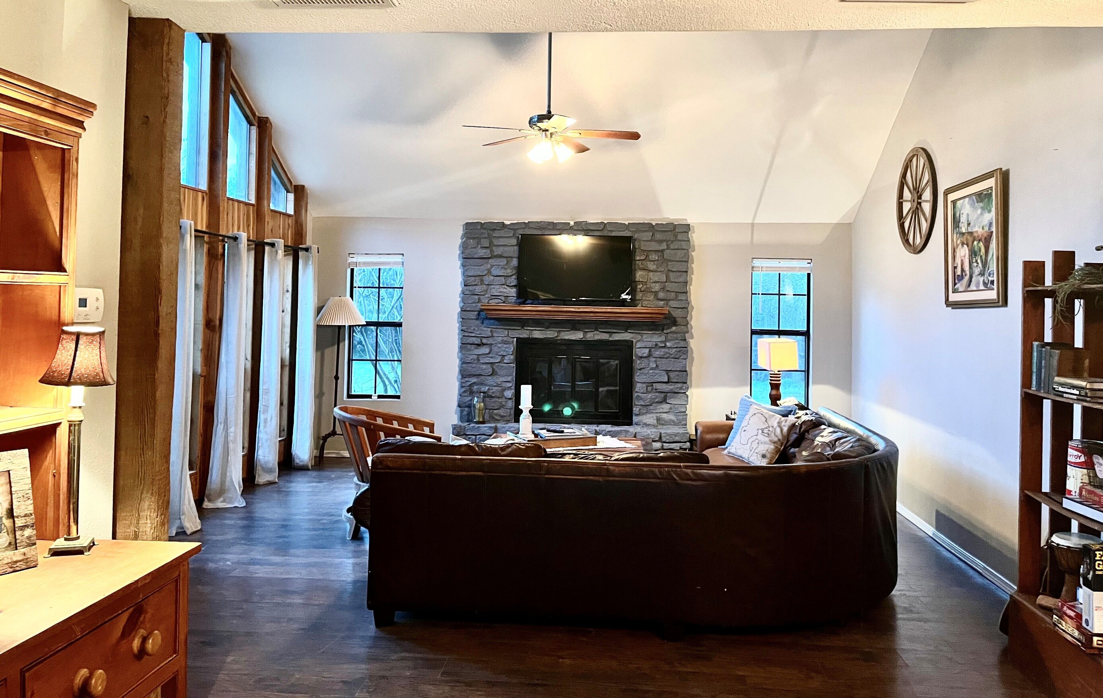 Spacious rustic retreat with fireplace, outdoor ambiance close to hiking trails.
