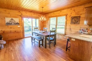 Dining - 5 Acre 3 Bedroom Cabin Next Door to Troubadour (College Grove)