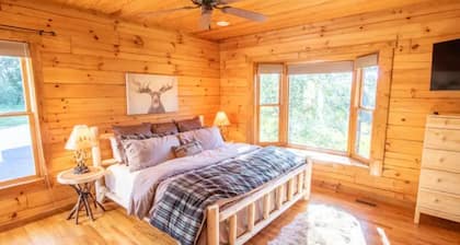 5 Acre 3 Bedroom Cabin Next Door to Troubadour