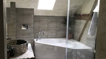 Serviettes fournies, savon, shampoing
