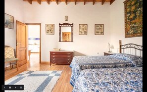 2 عدّة غرف نوم وخزنة داخل الغرفة وسرير سفر وواي فاي مجانًا