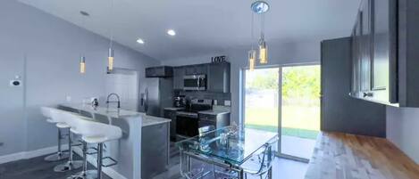 Jääkaappi, mikroaaltouuni, uuni, liesi