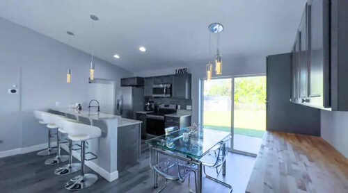 Modern 3BR 2 BathFreeWifi WarmMineralSpring EV lvl 2 chargerwith tesla adapter