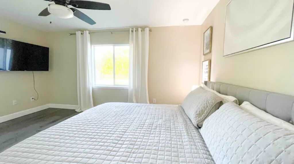 3 sovrum, skrivbord, strykjärn/strykbräda och resesäng