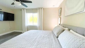 3 habitaciones, escritorio y tabla de planchar con plancha 