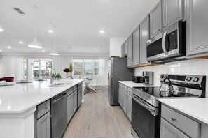 Frigorifero, microonde, forno, piano cottura