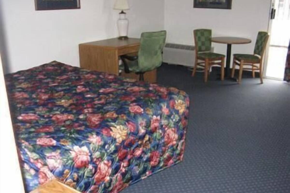 Desk, WiFi (free), bed sheets