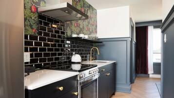 Deluxe Suite, 1 King Bed with Sofa bed, City View | Private kitchen