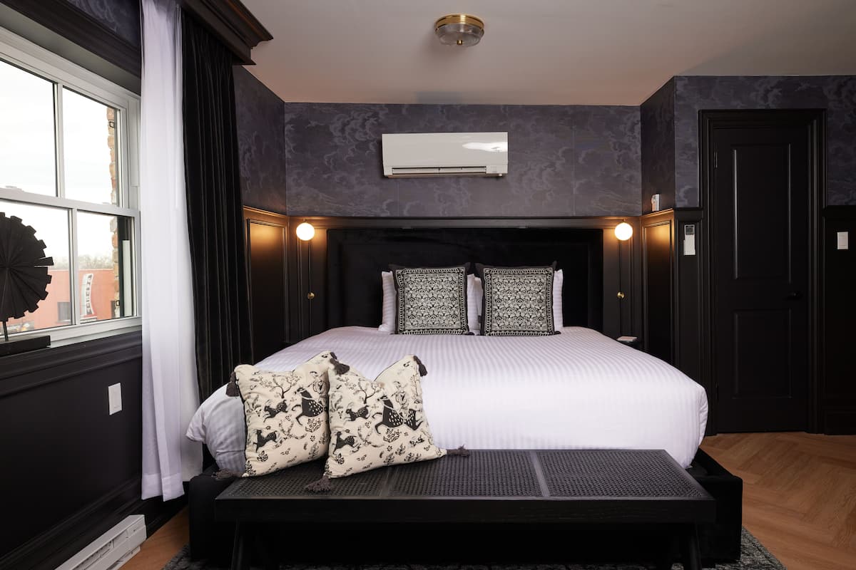 Classic Studio, 1 King Bed | 1 bedroom, Frette Italian sheets, premium bedding