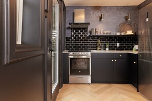 Habitación Grand, 1 cama King size, balcón, vista a la ciudad | Cocina privada | Cafetera y tetera, tostadora y toallas de papel