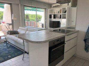 Kjøleskap, mikrobølgeovn, ovn og kokeplater