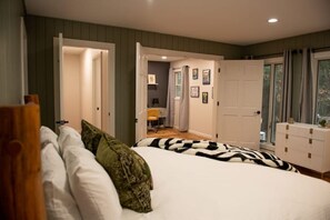 3 bedrooms, desk, WiFi, bed sheets