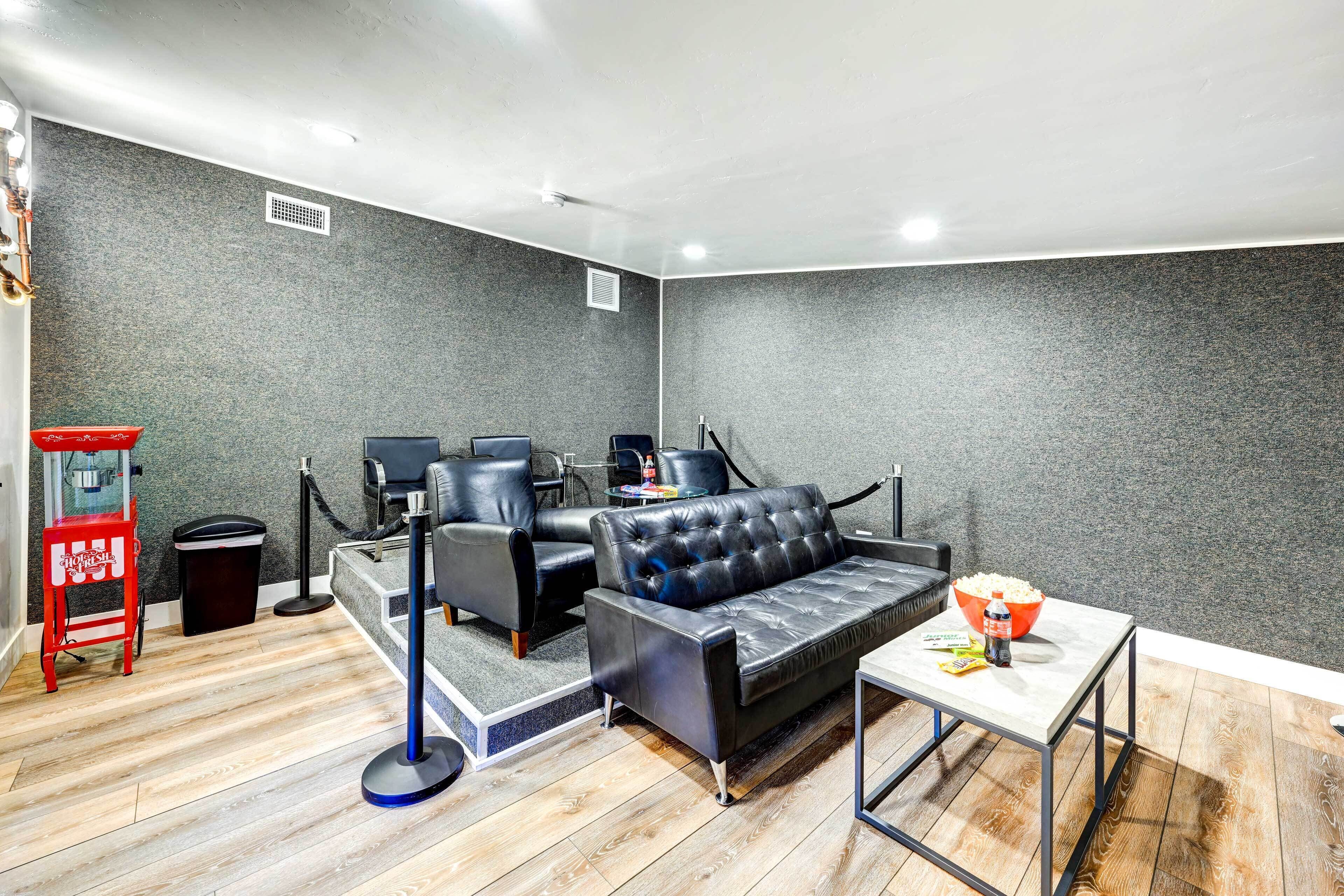 Dog-Friendly Oakhurst Home: Walk to Downtown!