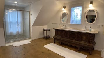 Luxury Champagne Suite | Baño | Amenidades de baño gratuitas, secadora de cabello, batas, toallas