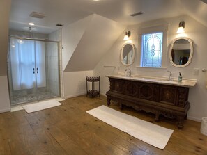 Deluxe kamer | Badkamer | Gratis toiletartikelen, een haardroger, badjassen, handdoeken