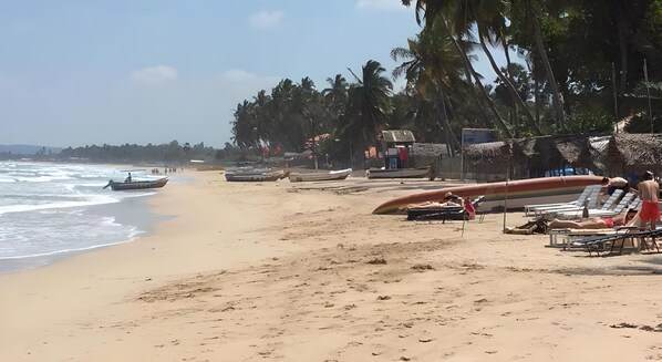 Beach nearby, white sand, beach towels, 3 beach bars