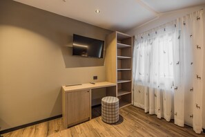 Phòng Suite, ban công | Khu phòng khách | Smart TV 40-inch có truyền hình kỹ thuật số 