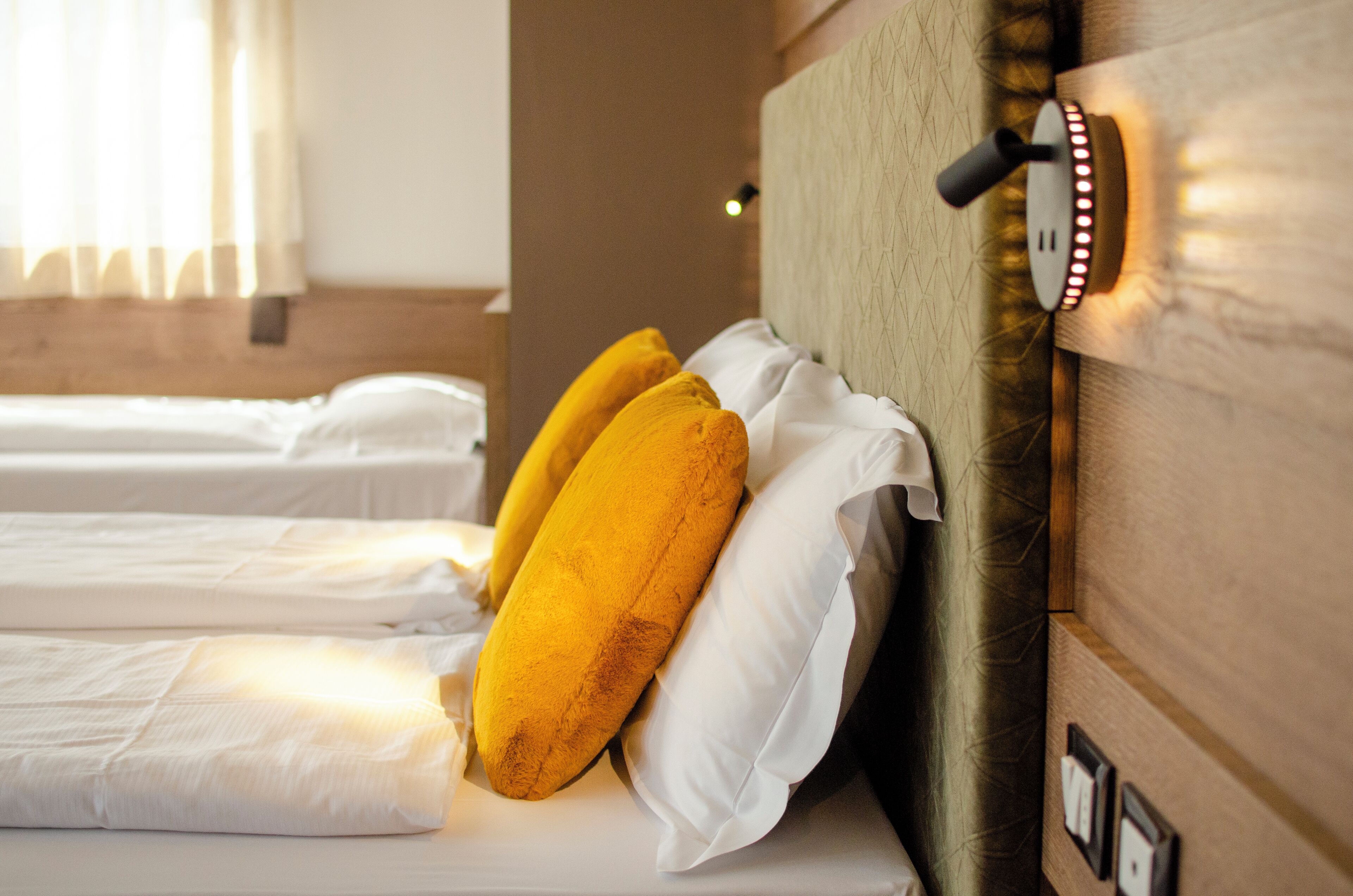 Phòng đôi hoặc 2 giường đơn tiện nghi đơn giản, ban công | Bộ đồ giường cao cấp, chăn bông, nệm có lớp đệm bông 