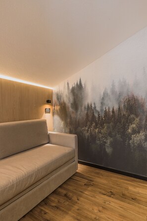 Suite, Balcony | Living area | 40-inch Smart TV with digital channels - Suan Hotel (Ziano di Fiemme)
