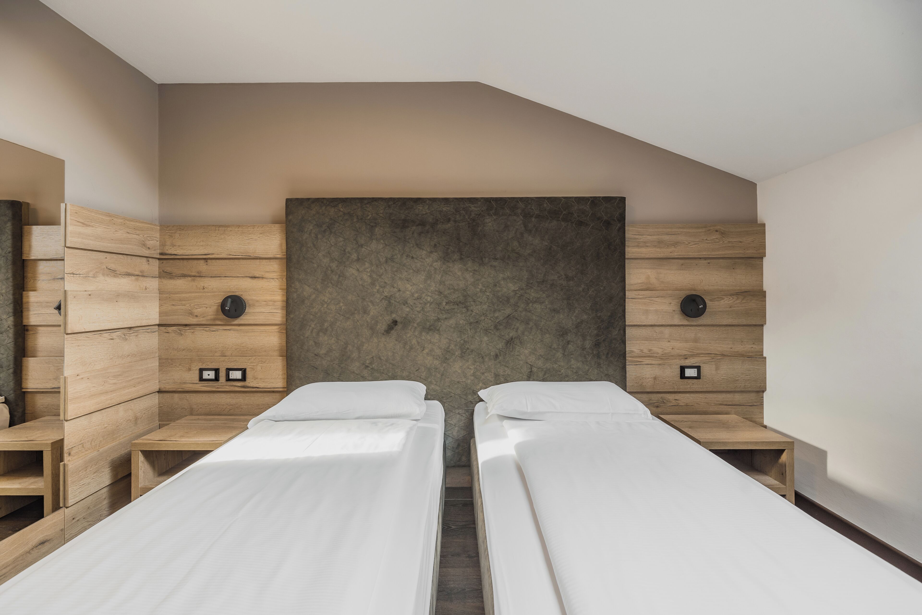 Kahden hengen superior-huone (yksi tai kaksi sänkyä), parveke | Ylelliset vuodevaatteet, untuvapeitot, pillowtop-patjalliset sängyt