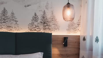 Ein Schlafzimmer mit einem Bett, einer Hängelampe, einer Holzpaneelausstattung und einem Vorhang mit Berggedeck.