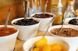 包含每日自助早餐