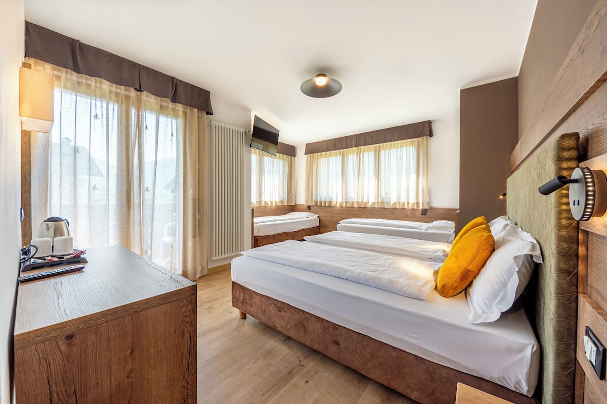 Phòng 4 tiện nghi đơn giản, ban công | Bộ đồ giường cao cấp, chăn bông, nệm có lớp đệm bông 