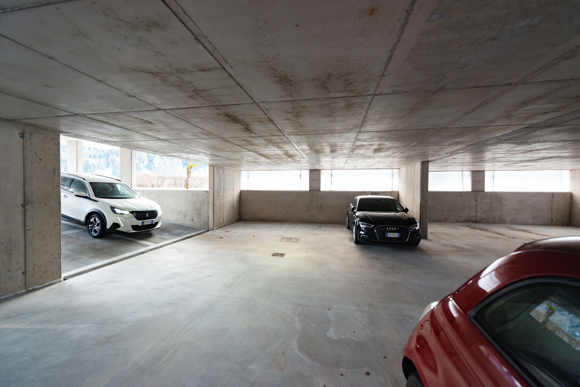 Un parking souterrain avec des murs en béton et un plafond plat.