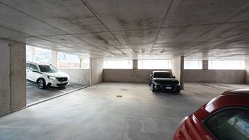 Eine Tiefgarage mit Betonwänden und flacher Decke.