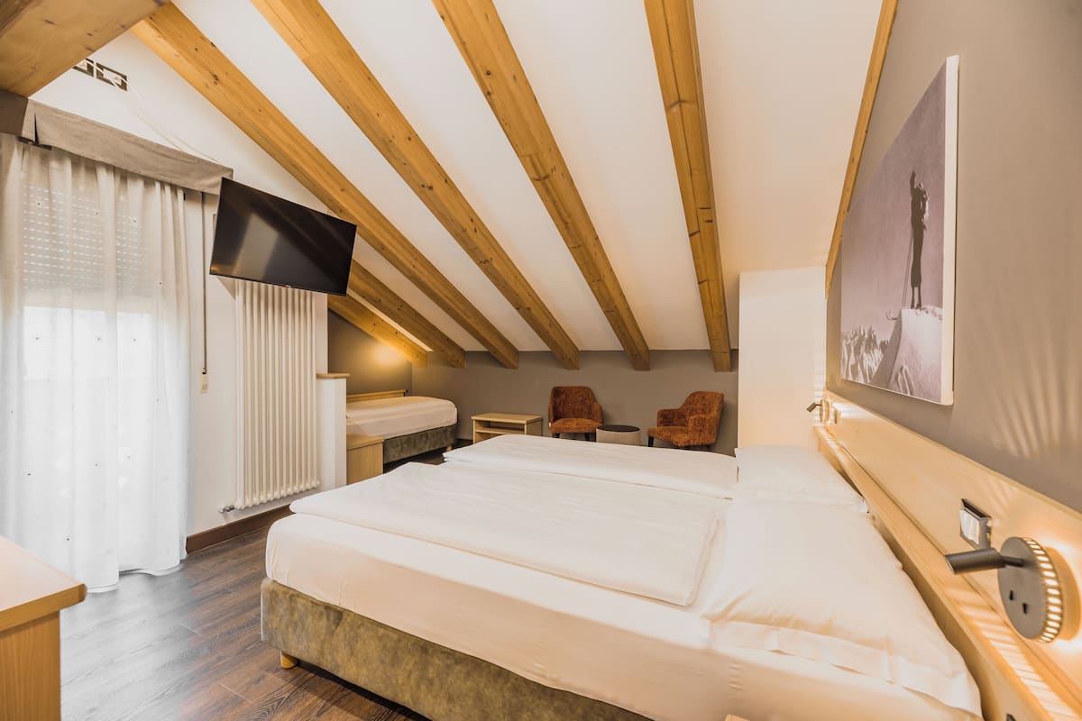 Phòng 3 Tiêu chuẩn, ban công | Bộ đồ giường cao cấp, chăn bông, nệm có lớp đệm bông