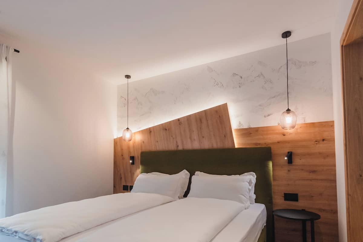 Kolmen hengen superior-huone, parveke | Ylelliset vuodevaatteet, untuvapeitot, pillowtop-patjalliset sängyt