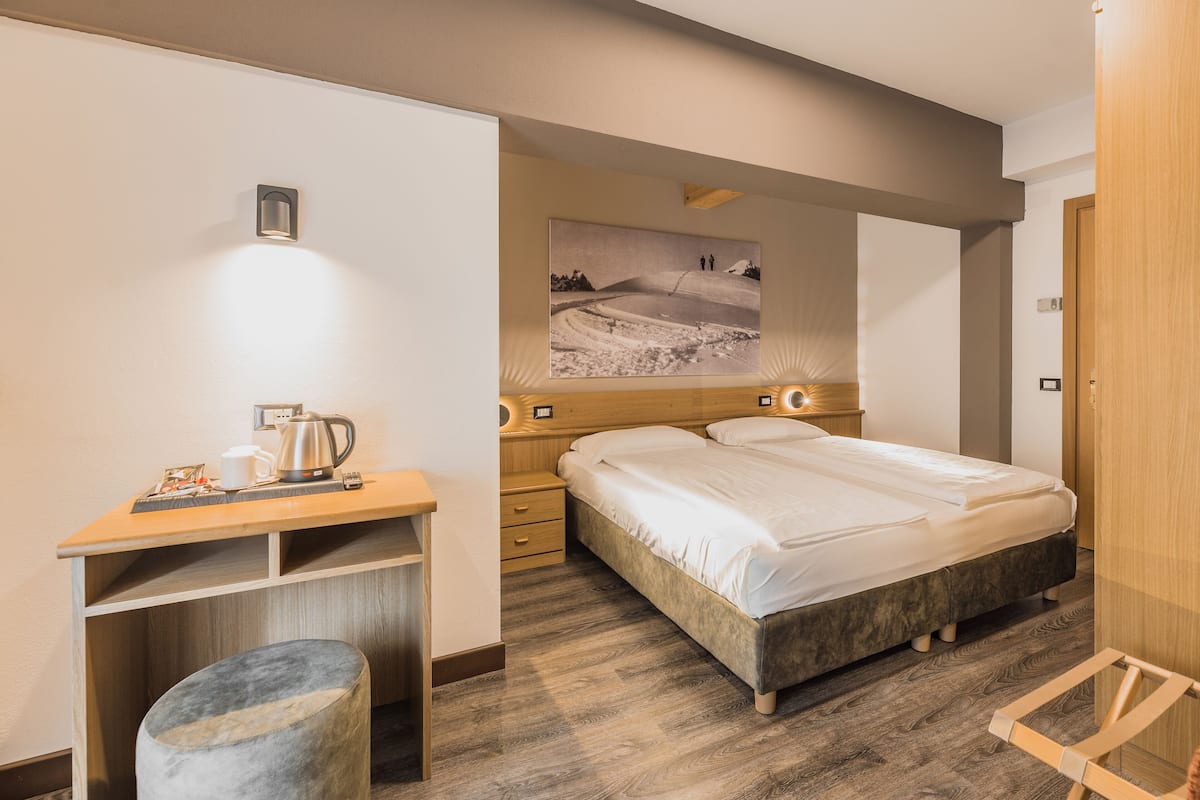 Kamar Double atau Twin Standar, 2 Tempat Tidur Twin | 1 kamar tidur, seprai premium, dan selimut bulu angsa