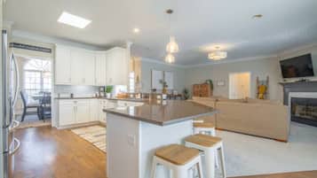 Een koelkast, een magnetron, een oven, een vaatwasser