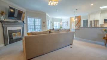 Een smart-tv, tafelvoetbal, boeken en een kantoor