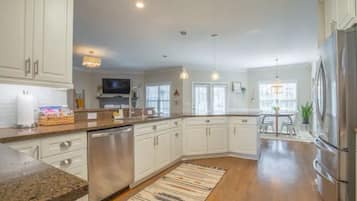 Een koelkast, een magnetron, een oven, een vaatwasser