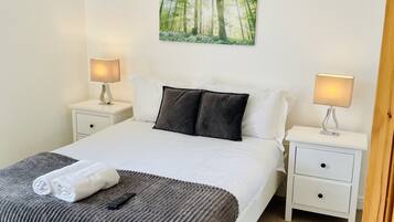 3 bedrooms, Egyptian cotton sheets, premium bedding, memory foam beds