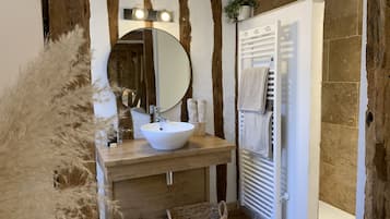 Kamar Double Superior | Kamar mandi | Pengering rambut, handuk, sabun, dan sampo