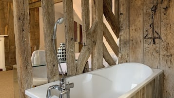 Deluxe Room | Bathroom