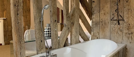 Habitación Deluxe | Baño | Secadora de cabello, toallas, jabón, shampoo