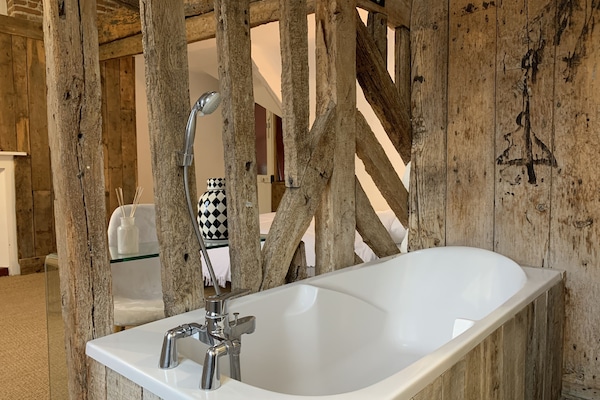 Habitación Deluxe | Baño | Secadora de cabello, toallas, jabón, shampoo