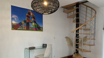 Habitación estándar | Área de sala de estar | Televisión de pantalla plana de 43 pulgadas con canales por cable