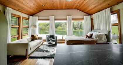 Lake/Pond Front w/Private Dock, Waterfalls, Fishing and Hot Tub Hocking Cabin