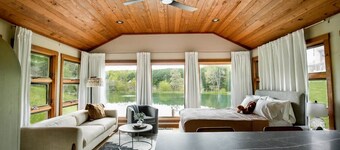 Lake/Pond Front w/Private Dock, Waterfalls, Fishing and Hot Tub Hocking Cabin