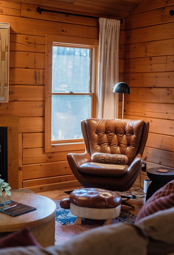 Interior - Cozy Cabin Hocking Hills w/ Pond and Hot Tub with own Hiking Trails Pet Friendly (Perry Township)