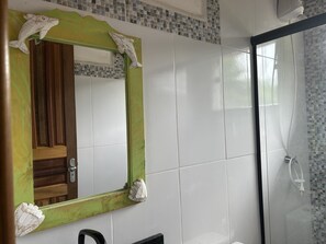 Chuveiro, secador de cabelo, toalhas de banho, sabonete