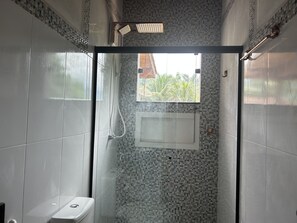 シャワー、ヘアドライヤー  、タオル、石鹸