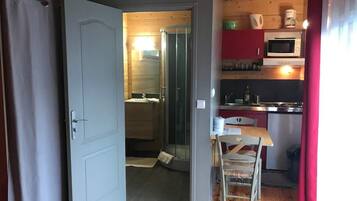 Batterie de cuisine, vaisselle et ustensiles, serviettes en papier