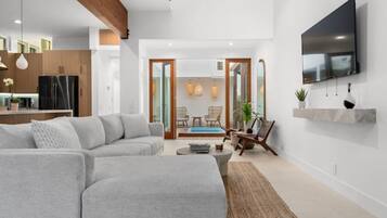 Smart-tv, bøger, videobibliotek, stereoanlæg